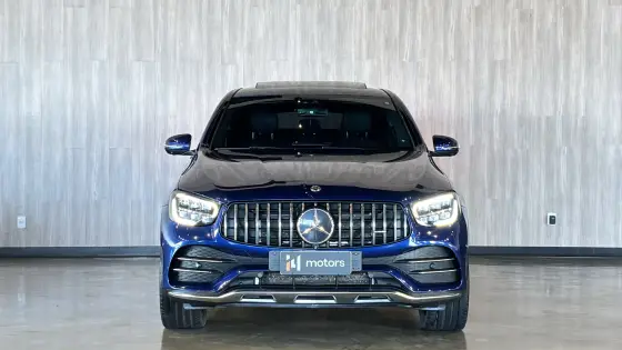 Mercedes-AMG GLC 43 azul no showroom