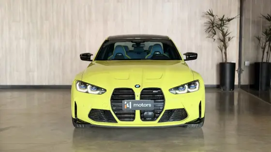 BMW M3 Competition verde no showroom