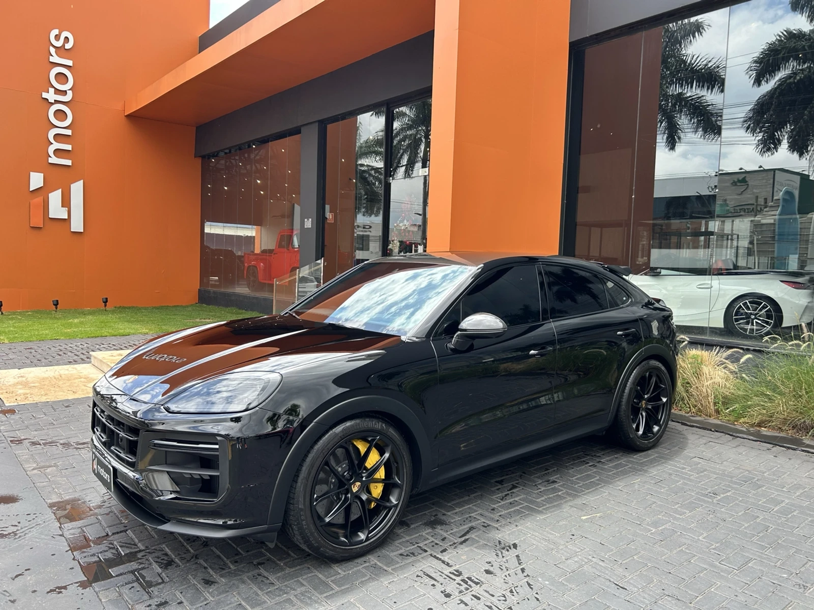 Porsche Cayenne Turbo GT em frente à fachada I4