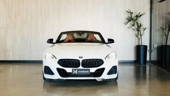 BMW Z4 branca no showroom